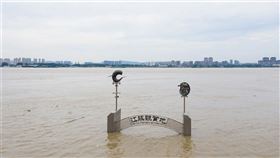 中國6月以來持續暴雨，多地水患，而新一波暴雨又將到來。圖為12日長江南京下關段水位高漲。（圖／中新社提供）
