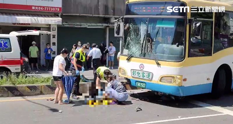 彰化客運撞機車　女捲車底車牌烙上身