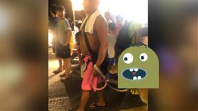 逛恆春夜市！他見超狂阿伯「牽這隻」上路…網笑瘋：日常啦（圖／翻攝自爆廢公社）