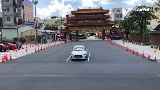 幫新車祈福　宮廟貼心設計專屬暫停區