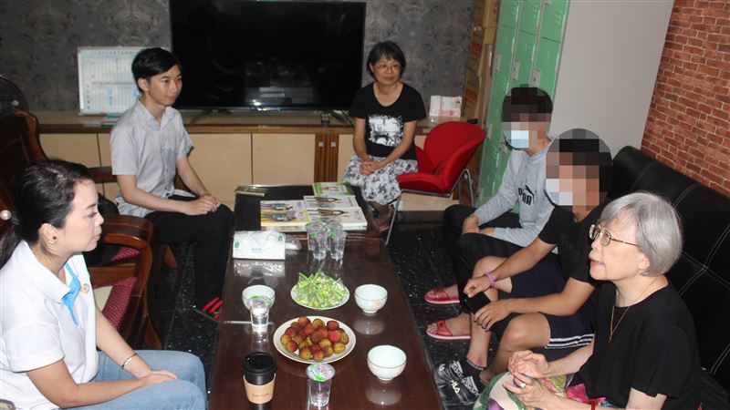 十年助三百少年畢業　他捐百萬推自立