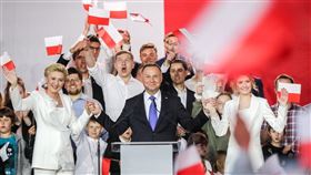 根據13日出爐的波蘭總統決選99.97%計票結果，現任總統杜達（前中）以些微差距贏得連任。（圖／翻攝自facebook.com/andrzejduda）
