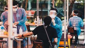 國軍漢光36號實兵實彈演習13日登場，同時也一併進行以後備軍人為基礎的同心31號演習。圖為彰化醫院醫生對召員實施咽喉擦拭採檢。（圖／國防部）