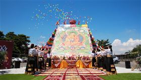 ▲2020護國息災大藏經普渡大法會之曬大佛開光儀式。（圖／社團法人中華蓮花雨顯密佛學會提供）