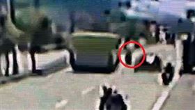 驚悚瞬間！騎士突外切　彰化客運直輾（圖／翻攝畫面）