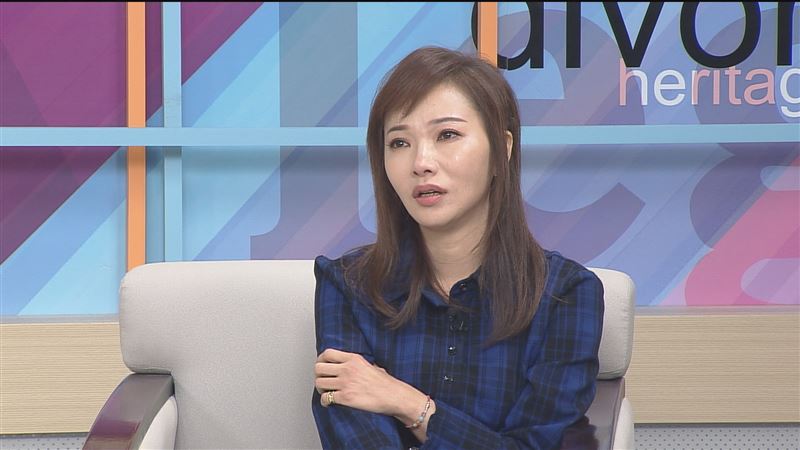 男主管進房間聊天　女星淚訴初夜沒了