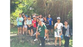 原PO查看畢旅合照時，發現後方站著一名陌生女子。（圖／翻攝自靈異公社）