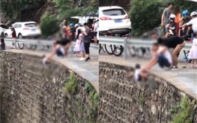 男童遭「掛懸崖16秒」！爸爸燦笑抖手…逼擺姿勢爽拍照（圖／翻攝自環球時報微博）