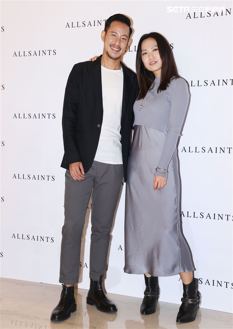 世界咖啡沖煮冠軍王策攜手才女歌手孫盛希穿搭時尚品味。（者邱榮吉/攝影）