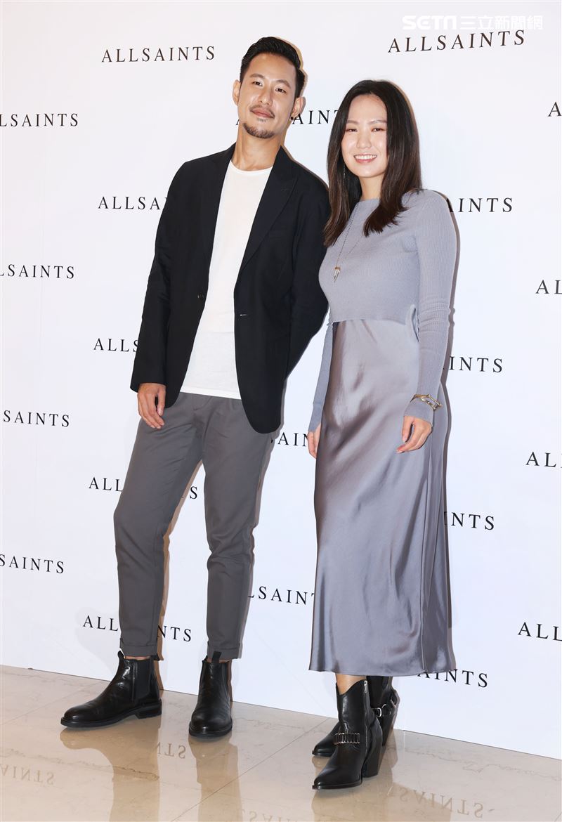 世界咖啡沖煮冠軍王策攜手才女歌手孫盛希穿搭時尚品味。（者邱榮吉/攝影）