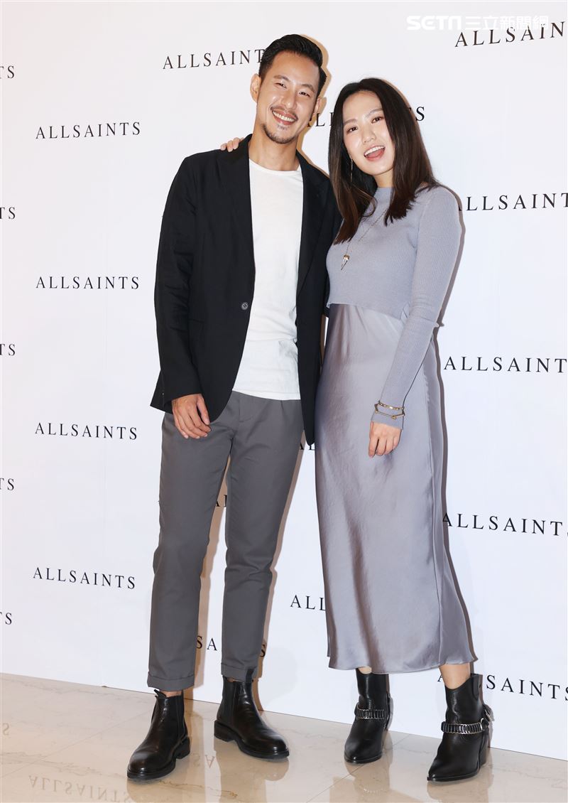 世界咖啡沖煮冠軍王策攜手才女歌手孫盛希穿搭時尚品味。（者邱榮吉/攝影）