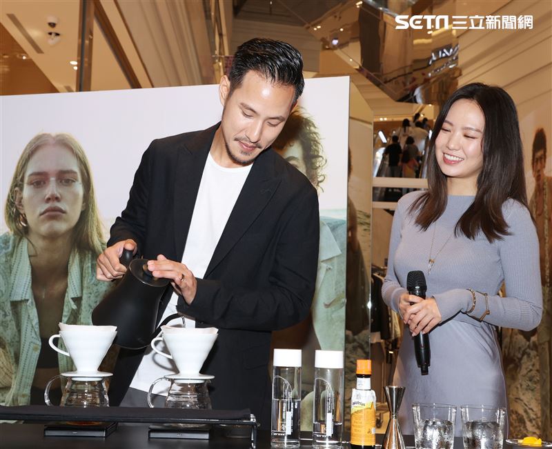 世界咖啡沖煮冠軍王策攜手才女歌手孫盛希穿搭時尚品味。（者邱榮吉/攝影）