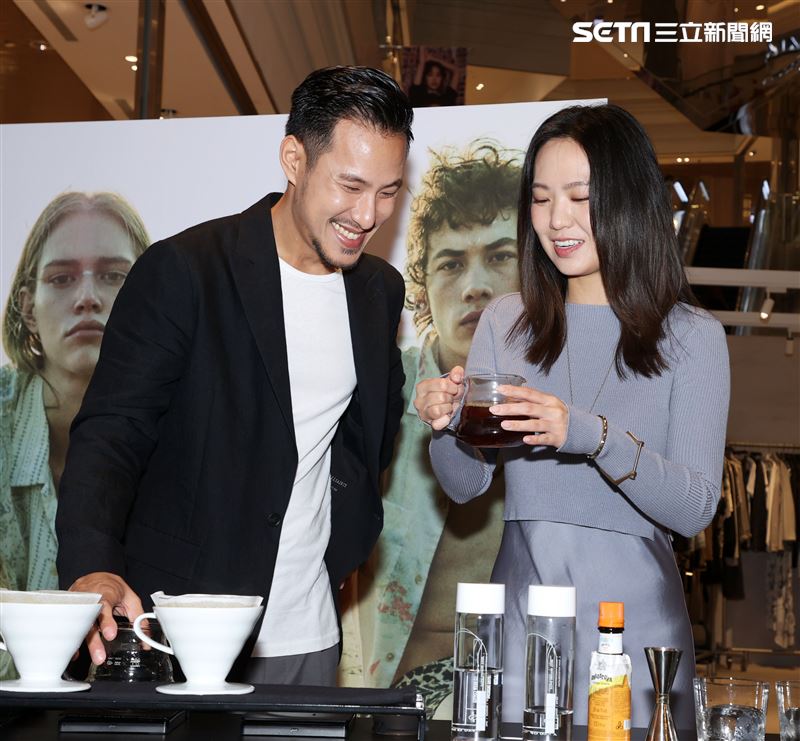 世界咖啡沖煮冠軍王策攜手才女歌手孫盛希穿搭時尚品味。（者邱榮吉/攝影）