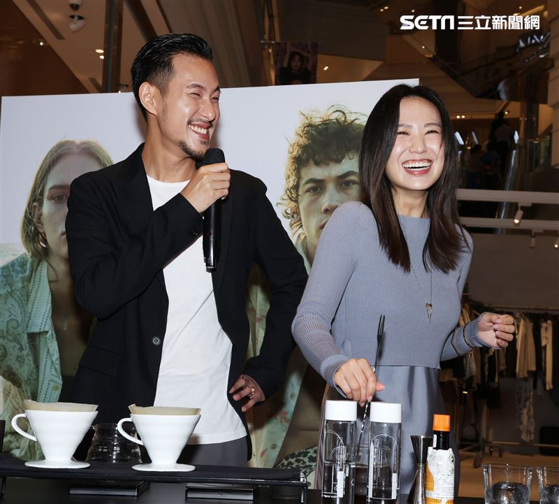 世界咖啡沖煮冠軍王策攜手才女歌手孫盛希穿搭時尚品味。（者邱榮吉/攝影）