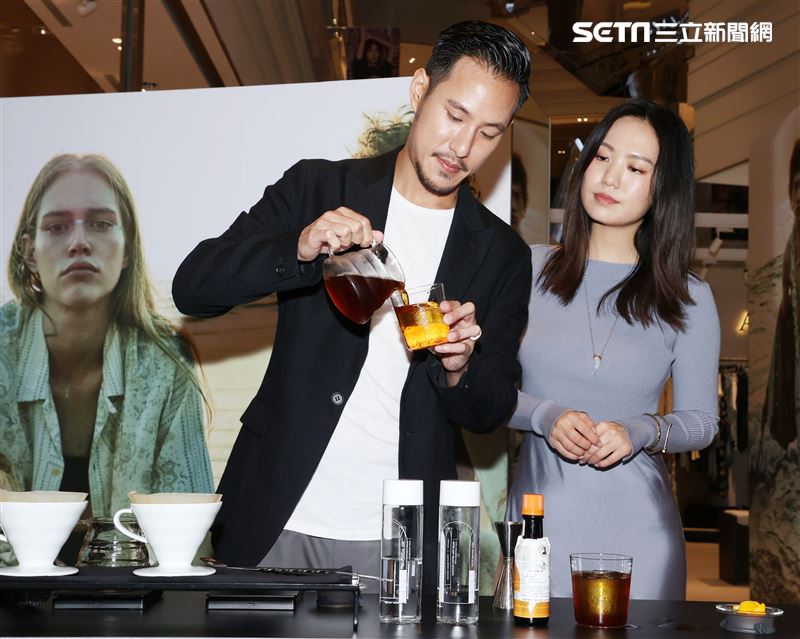 世界咖啡沖煮冠軍王策攜手才女歌手孫盛希穿搭時尚品味。（者邱榮吉/攝影）