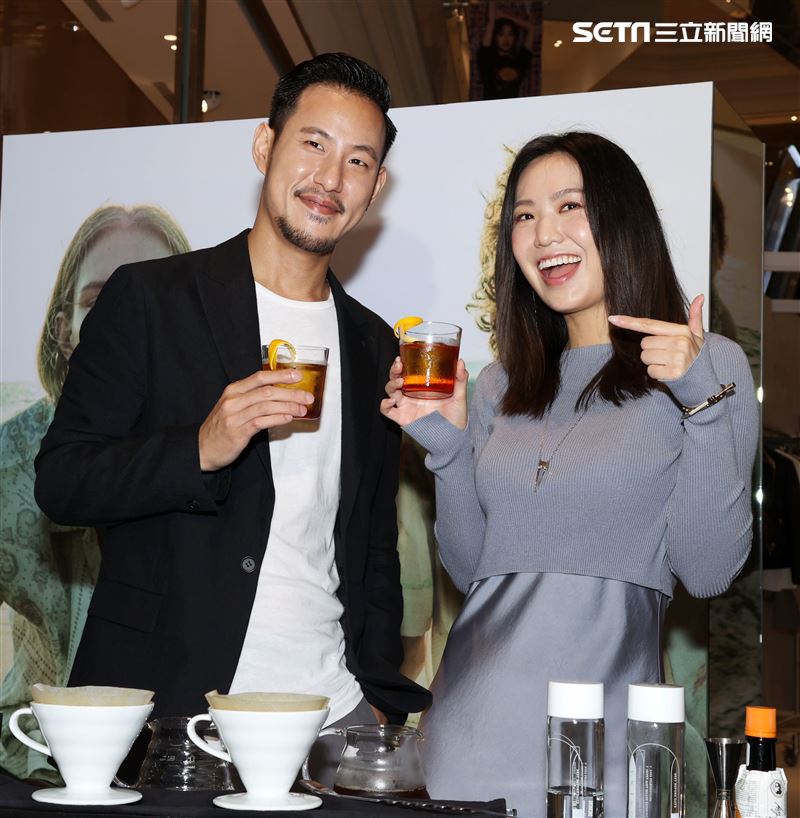 世界咖啡沖煮冠軍王策攜手才女歌手孫盛希穿搭時尚品味。（者邱榮吉/攝影）