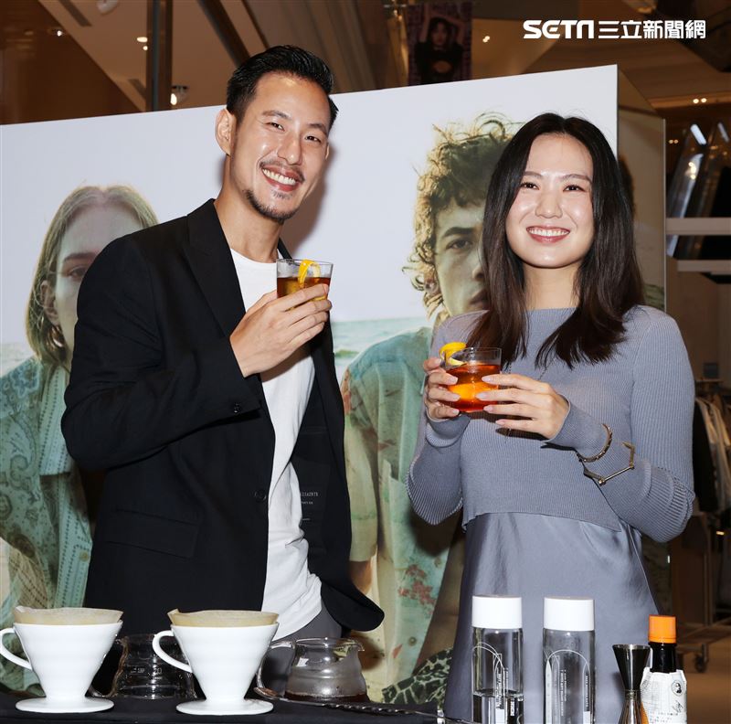世界咖啡沖煮冠軍王策攜手才女歌手孫盛希穿搭時尚品味。（者邱榮吉/攝影）
