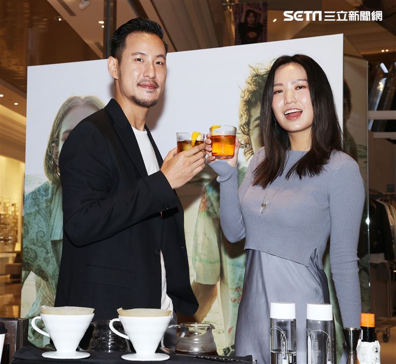 世界咖啡沖煮冠軍王策攜手才女歌手孫盛希穿搭時尚品味。（者邱榮吉/攝影）