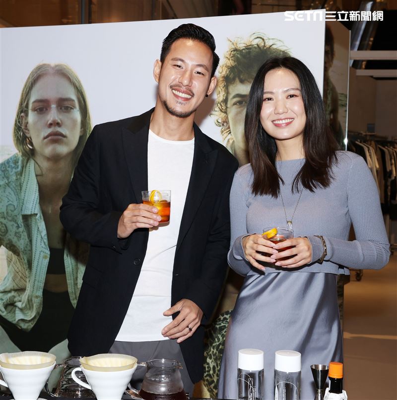 世界咖啡沖煮冠軍王策攜手才女歌手孫盛希穿搭時尚品味。（者邱榮吉/攝影）
