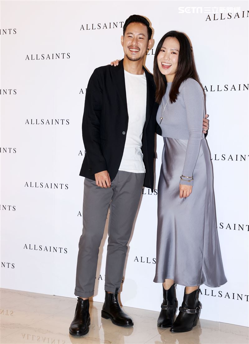 世界咖啡沖煮冠軍王策攜手才女歌手孫盛希穿搭時尚品味。（者邱榮吉/攝影）