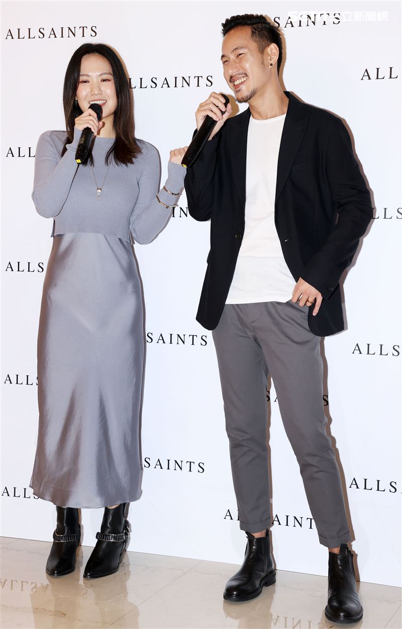 世界咖啡沖煮冠軍王策攜手才女歌手孫盛希穿搭時尚品味。（者邱榮吉/攝影）