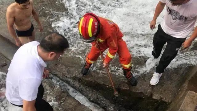 她水庫游泳被吸走　卡水管5小時慘死