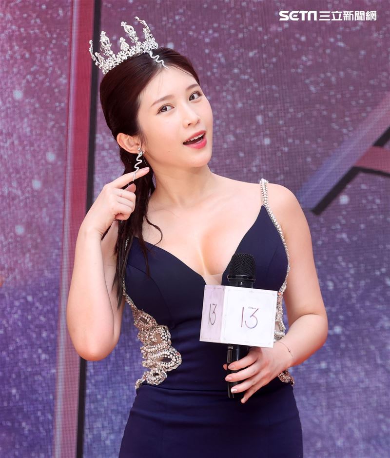 雞排妹鄭家純挺雪乳變身美艷梅杜莎。（者邱榮吉/攝影）