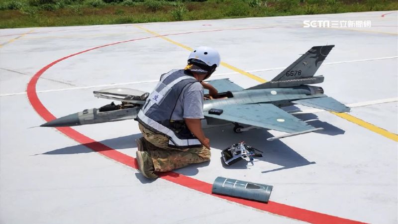 遙控噴射戰機直衝高空　炫技險墜機