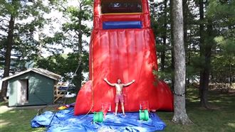 超豪華湖邊別墅　竟有10米高滑水道