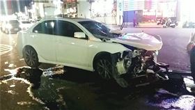嘉義.BMW,車禍,三菱,路口,擦撞（圖／翻攝畫面）