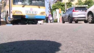 騎士捲客運車底喪命　車號悚印胸膛