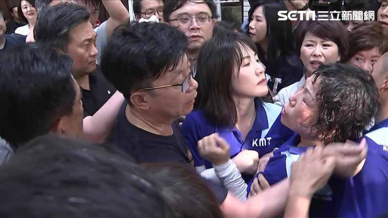 多圖／國民黨立院爆衝突　砸毀備詢台