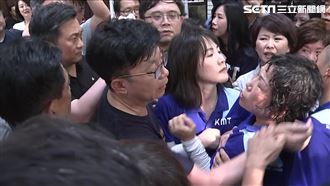 多圖／國民黨立院爆衝突　砸毀備詢台