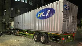 新北市，新莊，貨櫃車，暗夜，民宅