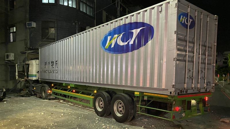 貨櫃車剛出公司　駕駛失去意識撞民宅