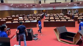 藍委掀翻發言台（圖／翻攝自羅致政臉書）