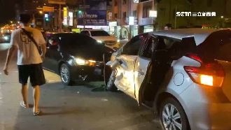 轎車疑闖紅燈撞休旅　波及旁車3人傷