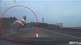 國道3號汽車自撞　騰空翻轉畫面曝光