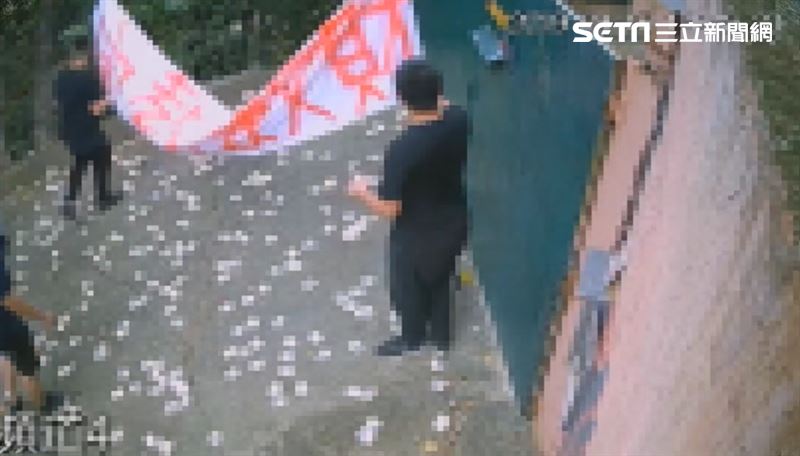 吳男與何的好友兆品酒店董事長鄭兆杰率眾到寺廟鬧事、噴漆、撒冥紙，逼住持簽下2000萬和解書。（圖／翻攝畫面）