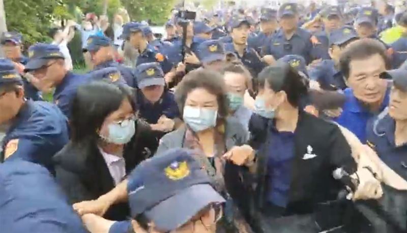 無懼藍委　陳菊霸氣走進立院畫面曝光