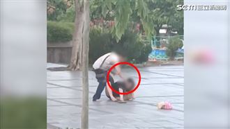 直擊！吊嘎男當街巴頭、狂踹短裙熟女