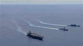 美國國務卿蓬佩奧13日表示，與東南亞國家站在一起，中國爭取南海爭議水域的資源完全不合法。圖為美國海軍航空母艦6日在南海進行演習。 （圖／翻攝自facebook.com/USPacificFleet）
