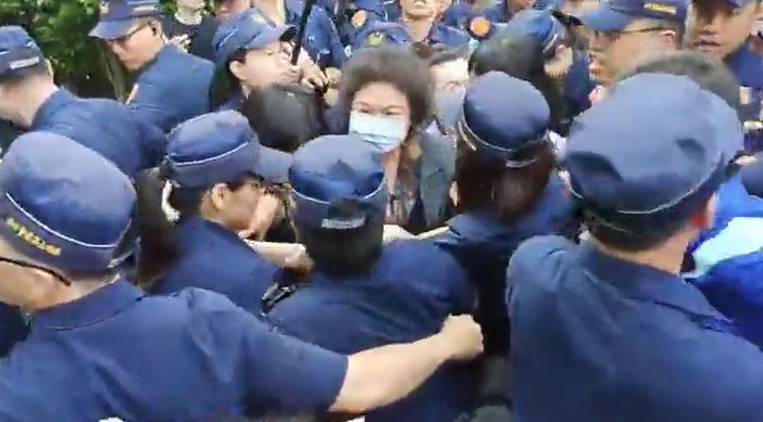 藍委突襲立院擋陳菊　名嘴神評4個字