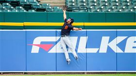 ▲老虎新秀格林（Riley Greene）左外野沒收全壘打。（圖／翻攝自老虎推特）