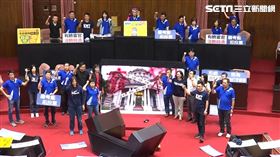 立法院審查監察院人事權，國民黨、民眾黨搬巨幅「查封監院」圖片進議場