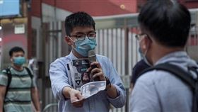 黃之鋒今（2）晚在臉書揭露自己目前狀況，他說，「各位香港人，大家好。我人無事，未被送中，目前尚算安好」。（圖／翻攝自黃之鋒臉書）