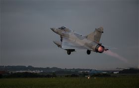 漢光第二天/空軍第二聯隊幻象戰機清晨緊急起飛，執行聯合防空作戰任務。（圖／國防部提供）