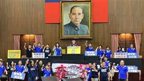 高嘉瑜：國民黨到底支不支持廢考監？這次有冷氣，國民黨準備占多久？（圖／翻攝自高嘉瑜臉書）