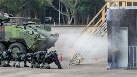 漢光第二天/ CM34 30公厘裝步戰鬥車搭載憲兵特勤隊投入戰鬥，以水裝藥爆砲攻堅。（圖／國防部提供）