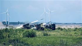 國軍漢光36號演習13日至17日執行三軍聯合防衛作戰實兵操演。圖為9日三軍聯合反登陸作戰實彈操演。（圖取自facebook.com/MilitarySpokesman）